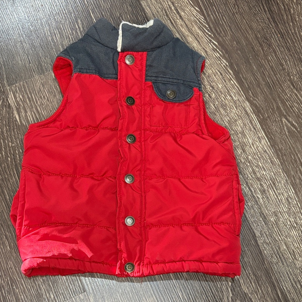 Boys puffy red vest size 5 with pockets and a chest pocket
